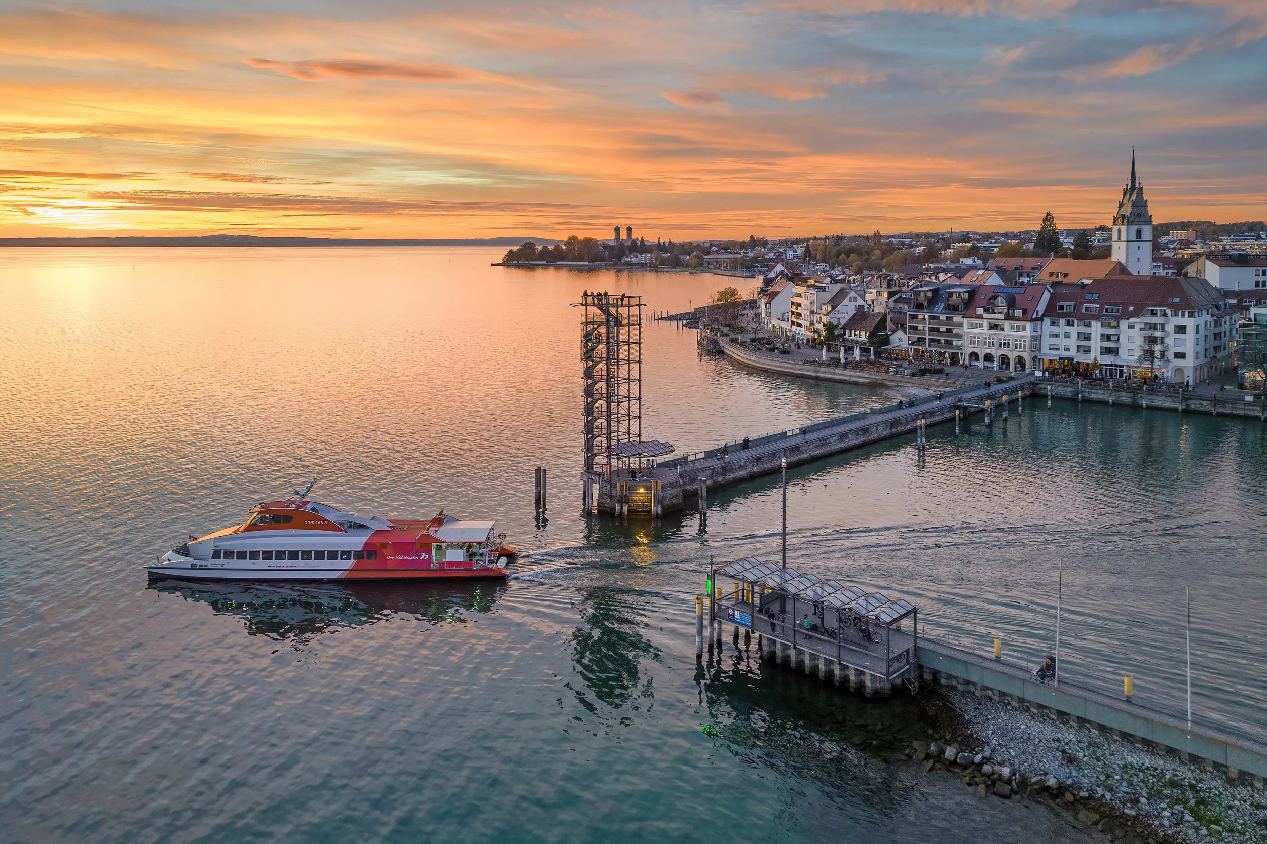Katamaran vor dem Hafen von Friedrichshafen bei Sonnenuntergang